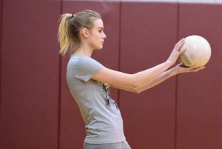 wOMAN SERVING vOLLEYBALL