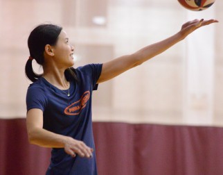 woman serve the ball