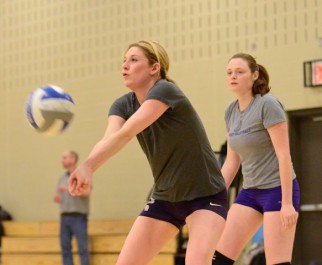 woman passing the voleyball