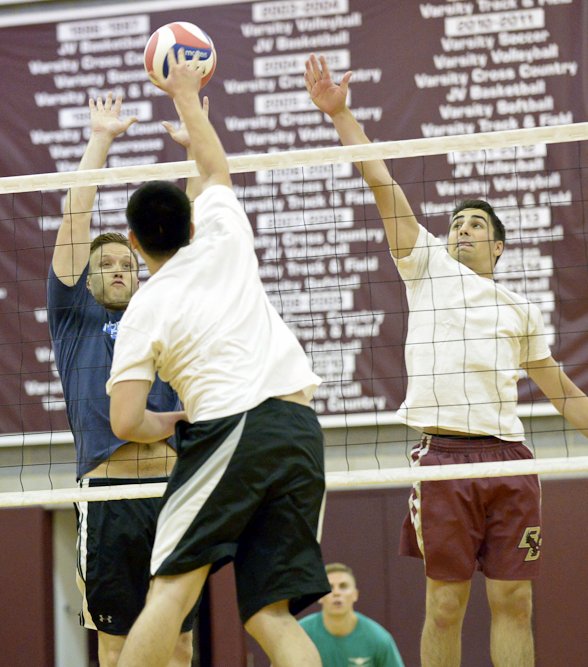 men palying volleyball